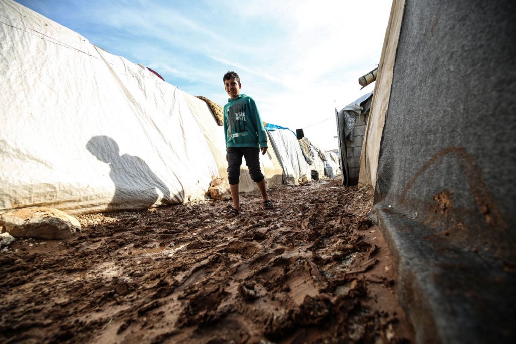 معاناة اللاجئین السوریین في الشتاء تشتد وتزداد