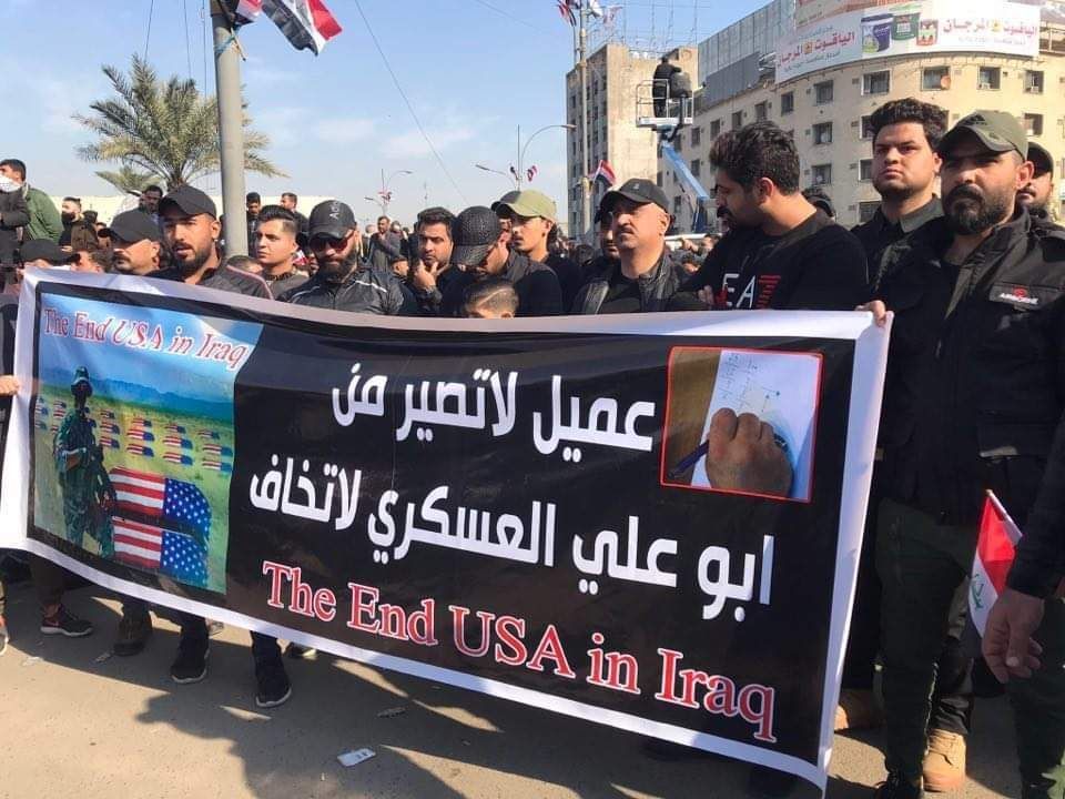 رغم تهديده بقطع «أذني» الكاظمي.. لافتات تمجد أبو علي العسكري في مظاهرات الميليشيات