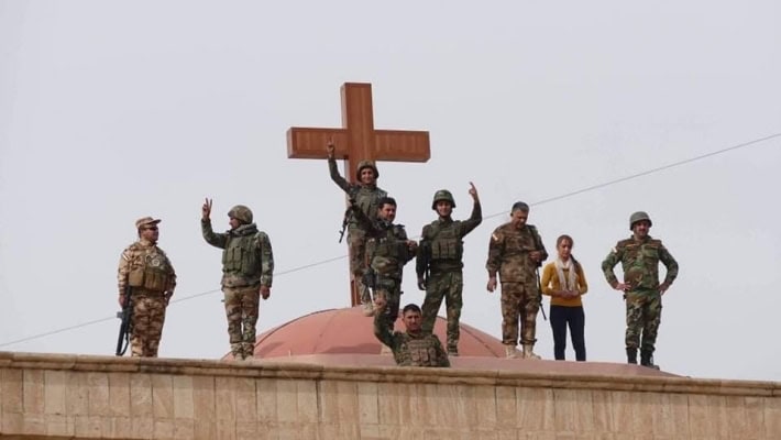 البيشمركة الذي رفع الصليب على كنيسة في بعشيقة يردّ على برهم صالح