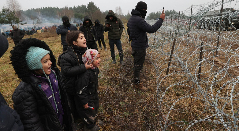 بولندا: اعتقال نحو 100 مهاجر لدى محاولة تسلل غير مشروعة من بيلاروسيا