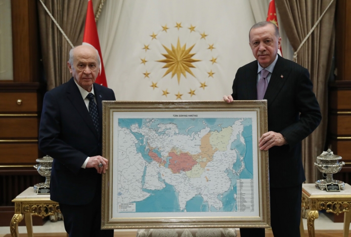 من البلقان إلى الصين... باهتشلي يهدي أردوغان"خريطة العالم التركي" المثيرة للجدل