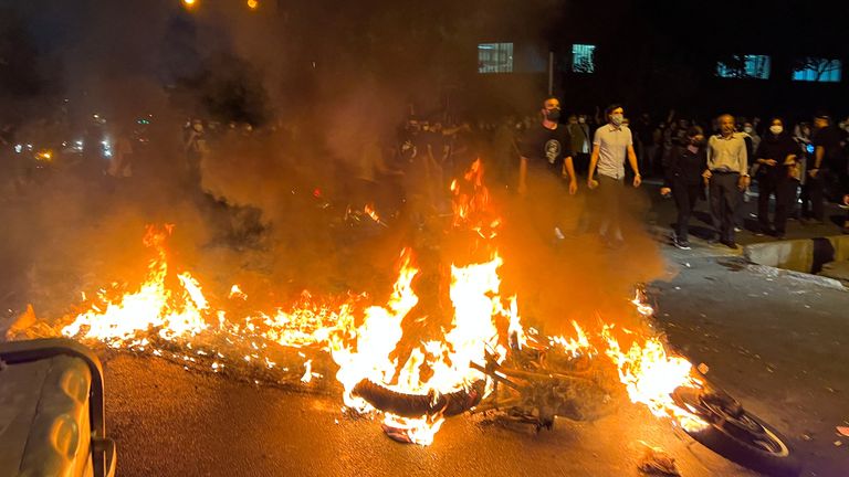 بحث أكاديمي إيراني توقّع اندلاع الاحتجاجات أشدّ من سابقاتها