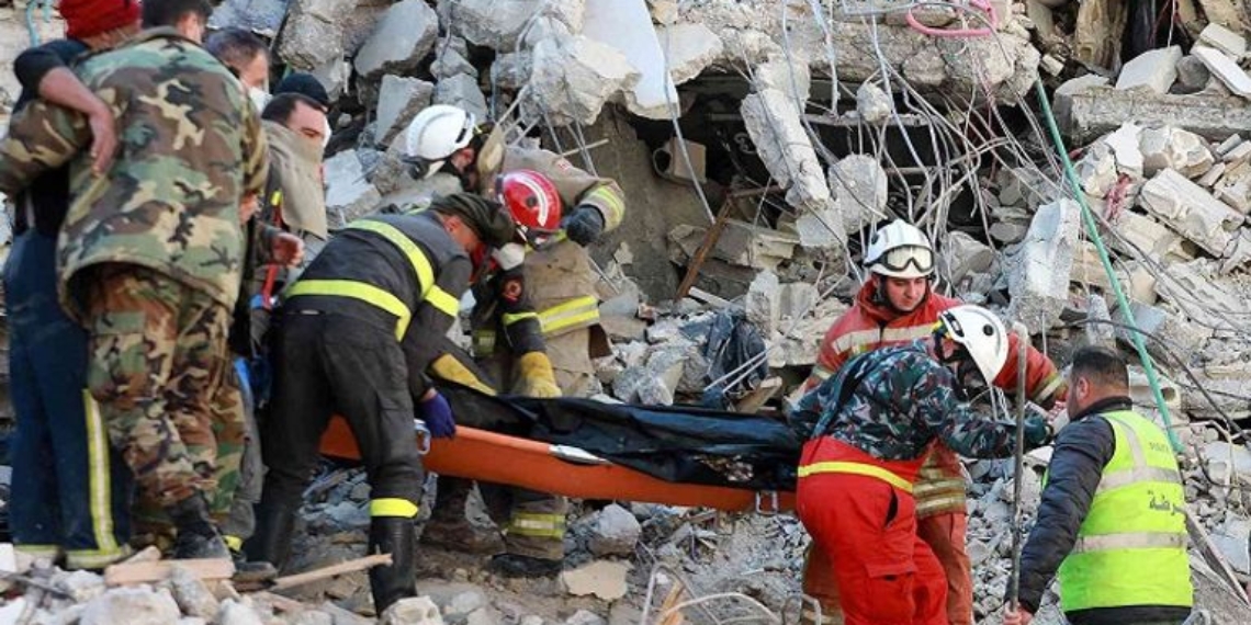 كم يستطيع الإنسان البقاء على قيد الحياة تحت الأنقاض بعد الزلزال؟