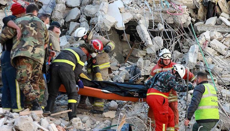 كم يستطيع الإنسان البقاء على قيد الحياة تحت الأنقاض بعد الزلزال؟