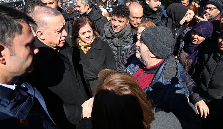 أردوغان يطلب العفو... ثم يسمح للأطفال بتقبيل يده