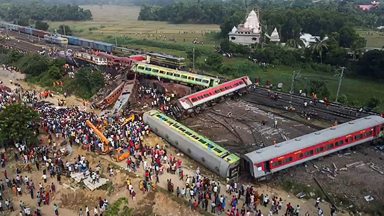 ارتفاع ضحايا حادث تصادم القطارات بالهند إلى نحو 300 قتيل...