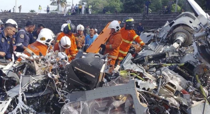 فيديو... مقتل 10 أشخاص جرّاء تصادم طائرتي هليكوبتر في ماليزيا