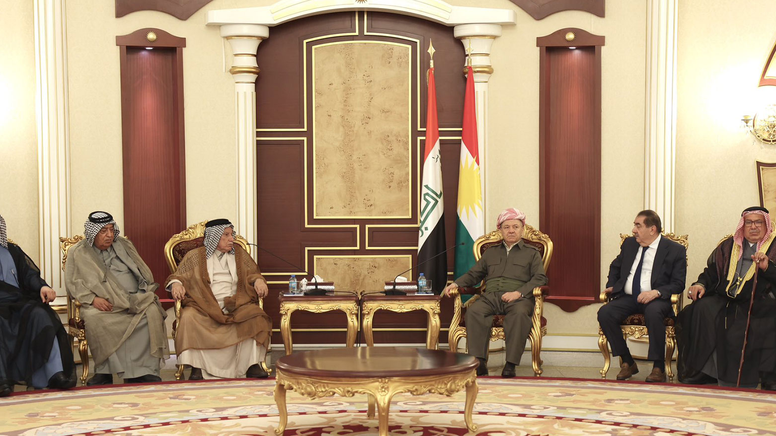 الزعيم الكوردي مسعود بارزاني يستقبل عدداً من الأمراء ورؤساء وشيوخ ووجهاء العشائر من محافظات جنوب ووسط العراق