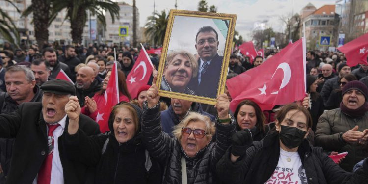 مظاهرات واشتباكات بإسطنبول في اليوم المئة لاعتقال أكرم إمام أوغلو