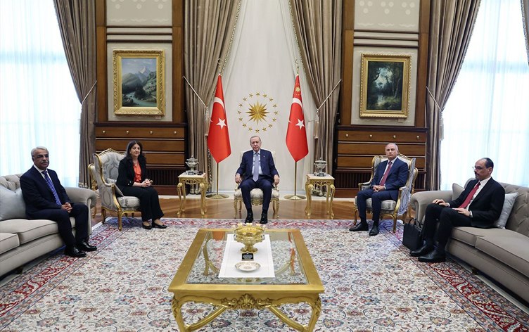 العمال الكوردستاني بعد لقاء أردوغان ووفد إمرالي: لن يحضر الصحفيون مراسم إلقاء السلاح لأسباب أمنية!