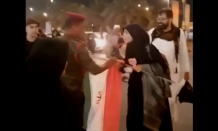 قيادي في ميليشيات الحشد الشعبي لمسلّحيه: كلّ من ينزل العلم الإيراني... احلقوا شاربه ولحيته وإهانته وتعذيبه حتى لو كان الحسين نفسه!!