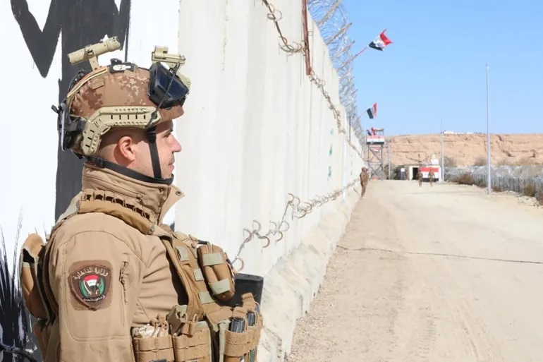 العراق يواصل بناء الجدار الكونكريتي على الحدود مع سوريا منذ عامين...