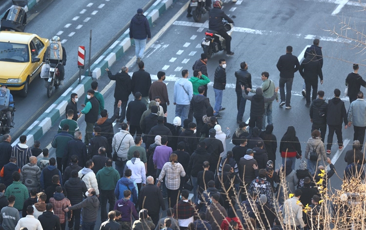 طهران تشهد تظاهرات طلابية وشعبية حاشدة تنديداً بتدهور الاوضاع الاقتصادية