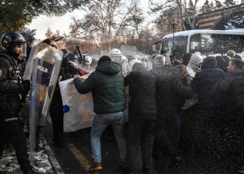 مواجهات بين الشرطة ومحتجين مؤيدين للكورد على الحدود التركية السورية