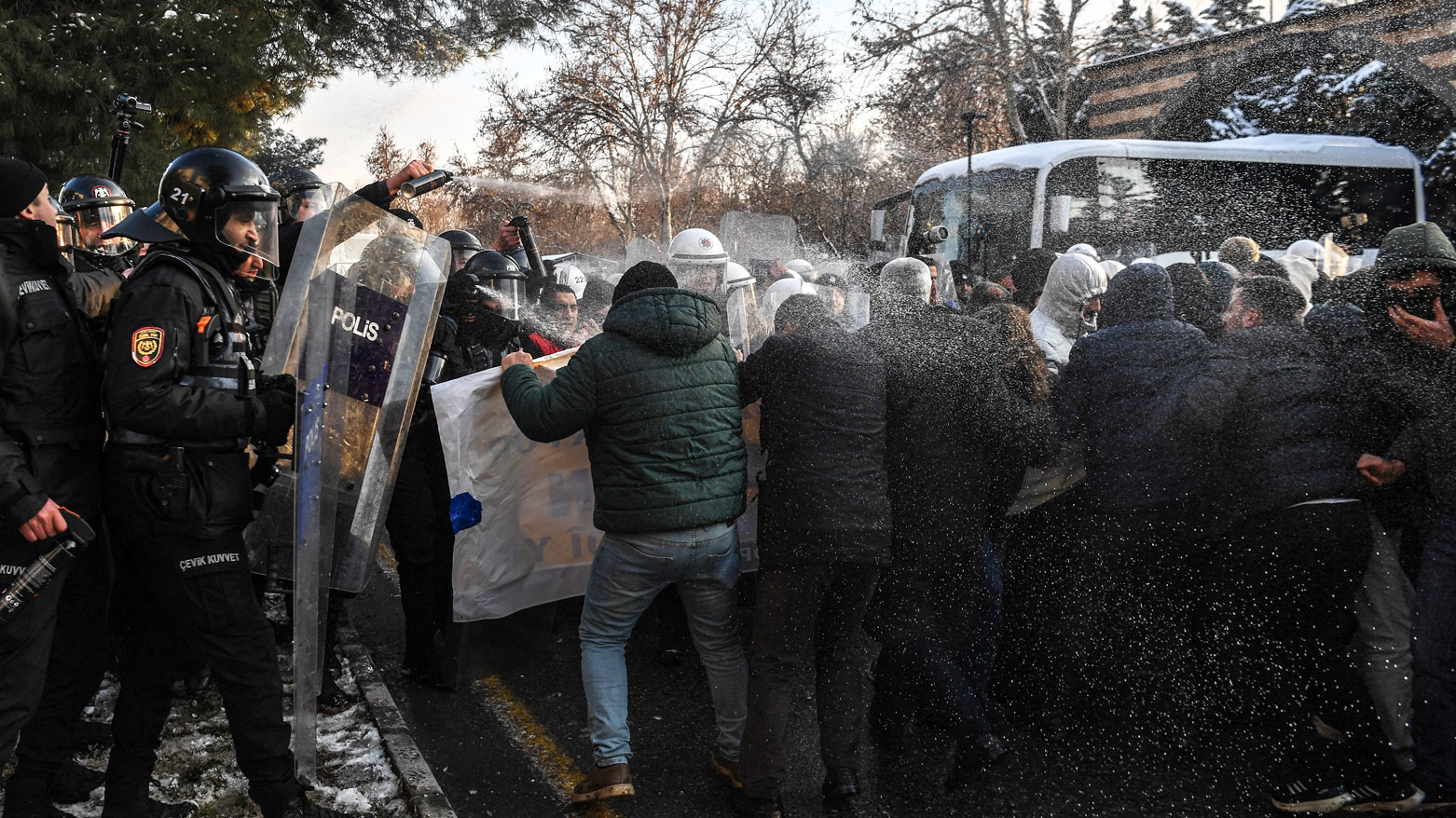 مواجهات بين الشرطة ومحتجين مؤيدين للكورد على الحدود التركية السورية