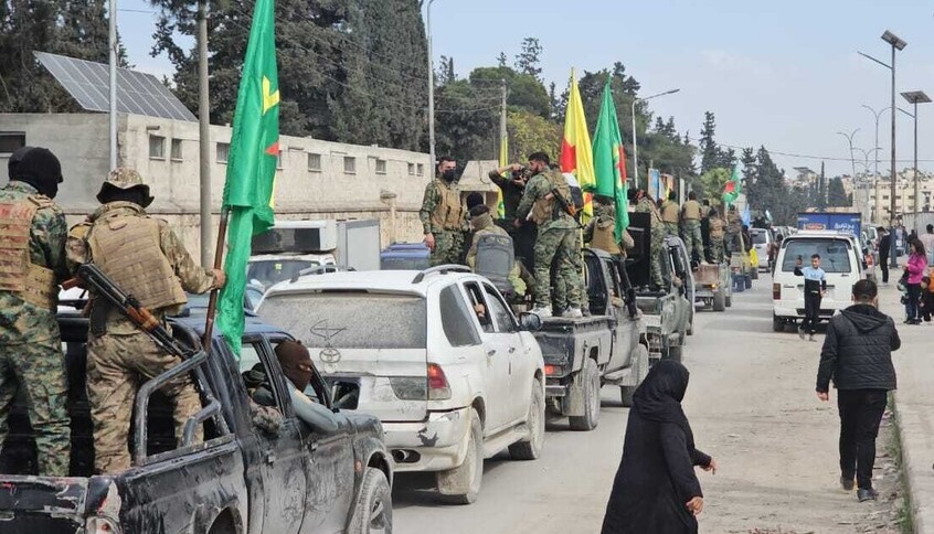 تطبيقًا للاتفاق المبرم بوساطة أمريكية... قوات سوريا الديمقراطية تنسحب من غربي الفرات وسط خلل أمني يرافق تنفيذ اتفاق دير حافر ومسكنة!