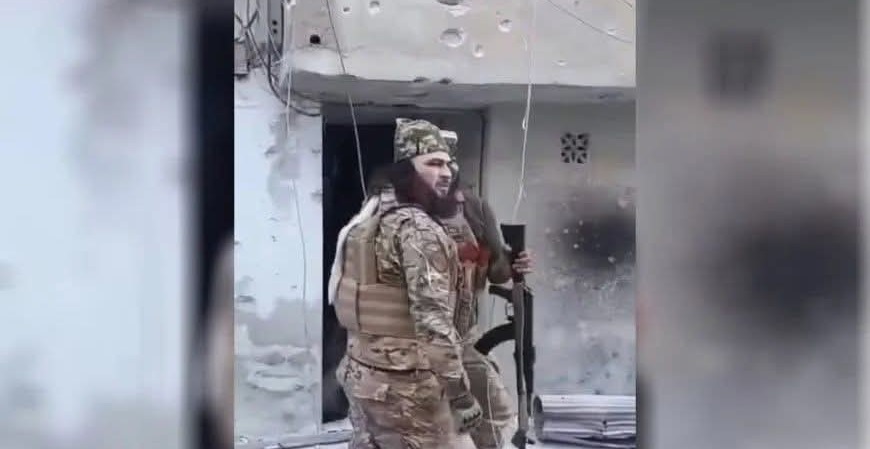 فيديو... إرهابيون مطلوبون يظهرون في فيديو "التنكيل" بجثمان مقاتلة كوردية بحلب... ومطالبات دولية بتسليمهم!