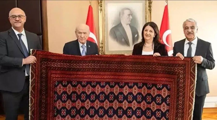 باخجلي يطلق تسمية (سجاد السلام والديمقراطية) على هدية أوجلان!