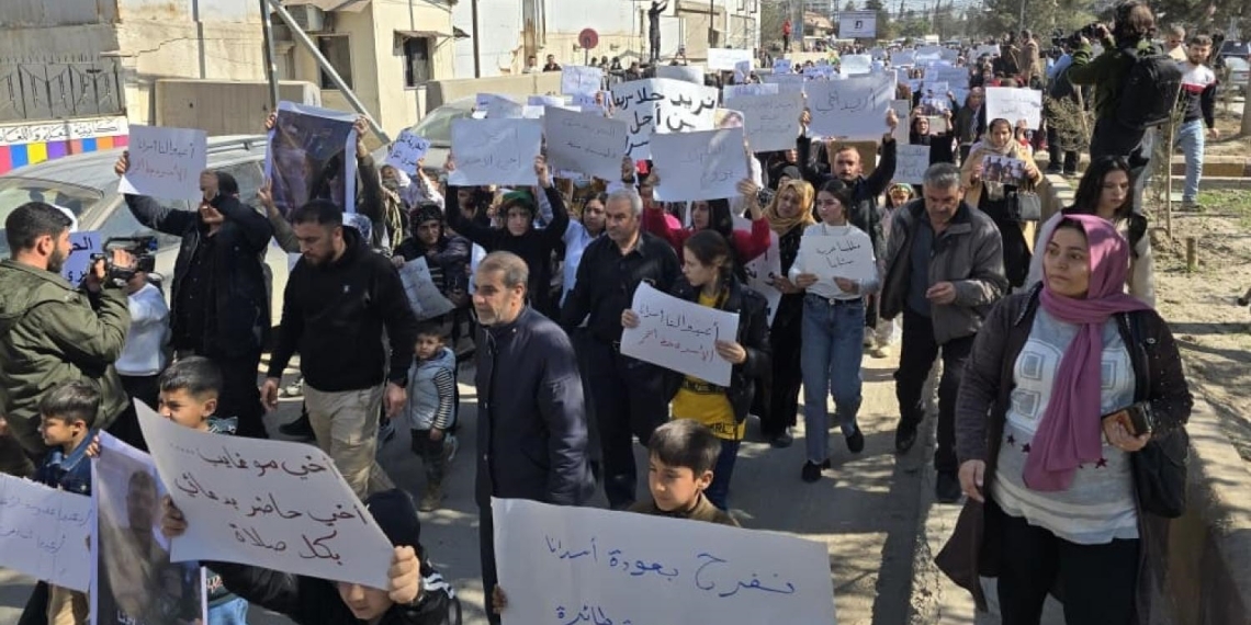 تظاهرة لمئات العوائل في قامشلو لمطالبة "قسد" والحكومة السورية بكشف مصير أبنائهم...