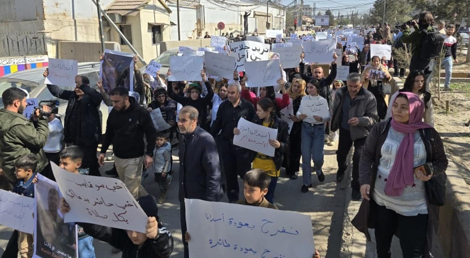 تظاهرة لمئات العوائل في قامشلو لمطالبة "قسد" والحكومة السورية بكشف مصير أبنائهم...
