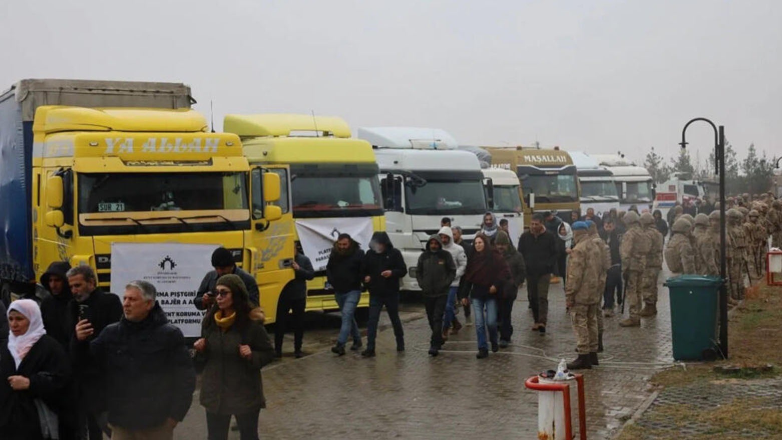 الدولة التركية تمنع عبور قافلة مساعدات ثانية إلى كوباني...