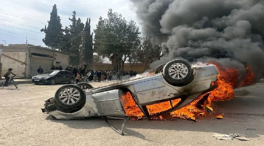 مسلّحو الميليشيات السورية ومدنيون وافدون يعتدون على نازح كوردي ويحطمون سيارته في مدينة گري سبي!