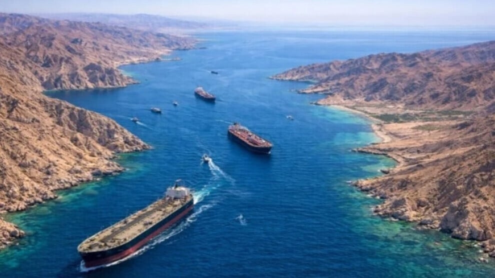 بعد تهديداتها بالانسحاب من هدنة وقف إطلاق النار... إيران تعلّق حركة السفن عبر هرمز عقب الهجمات الإسرائيلية على لبنان...