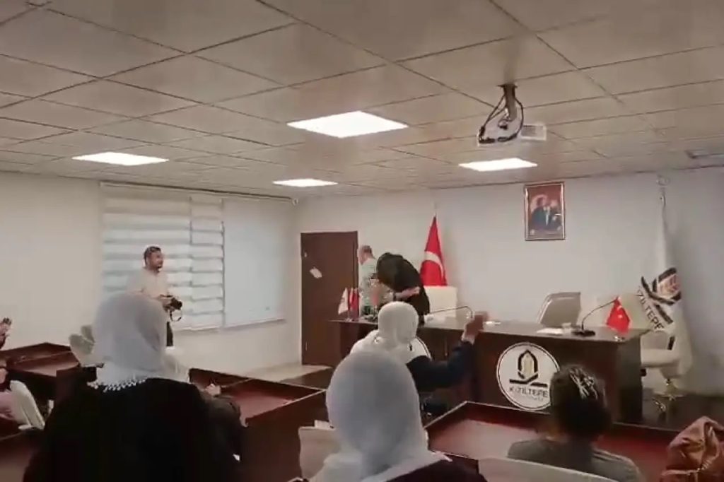 تفاقم أزمة السلطة بين (DEM Parti) وعمدة بلدية قوسر...