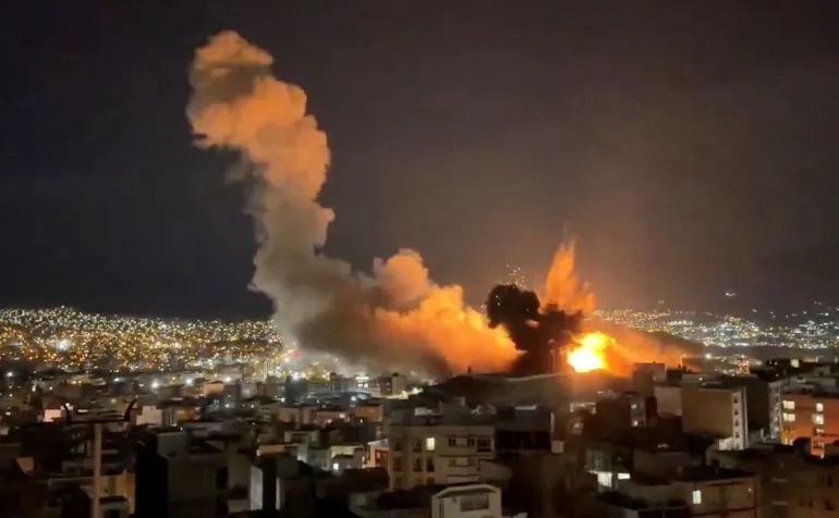 90 موقعاً إيرانياً في مرمى القصف الأمريكي... والحرس الثوري يتوعّد بردّ ساحق
