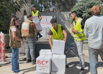 روجآفا كوردستان... مؤسّسة بارزاني الخيرية توزع مساعدات غذائية على عمال البلدية والبيئة في عفرين...