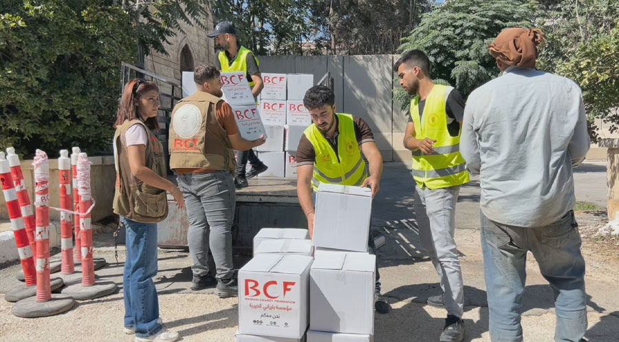 روجآفا كوردستان... مؤسّسة بارزاني الخيرية توزع مساعدات غذائية على عمال البلدية والبيئة في عفرين...