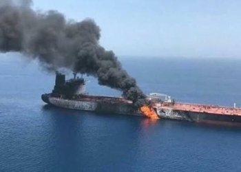 انفجار 3 ناقلات نفط في مضيق هرمز إثر اصطدامها بألغام بحرية