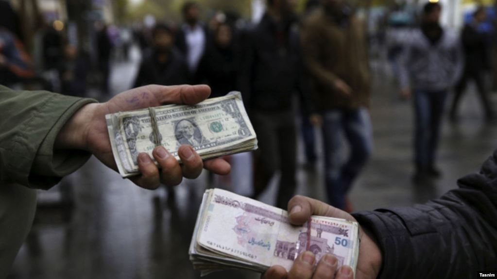 در اواخر تیرماه و اوایل مرداد، پس از نوسانات شدید ارزی، بانک مرکزی ایران حدود یک میلیارد دلار به بازار ارز تزریق کرد و قیمت دلار به کانال ۲۱ هزار تومان بازگشت ولی مجددا روند صعودی خود از سر گرفت.