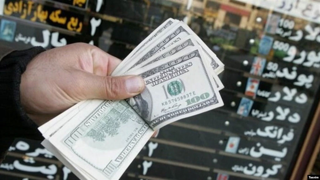 نرخ دلار در بازار آزاد ایران دوباره از مرز ۲۸ هزار تومان عبور کرد
