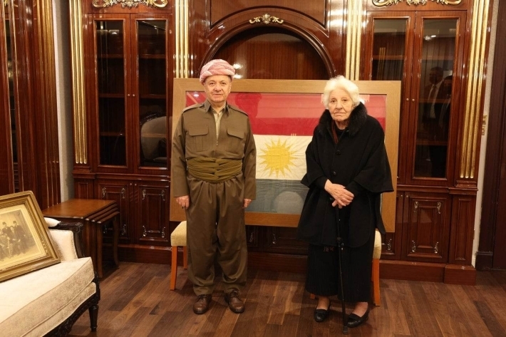 سینم بدرخان پس از ١٠٤ سال پرچم کوردستان را بە رهبر بارزانی تحویل داد