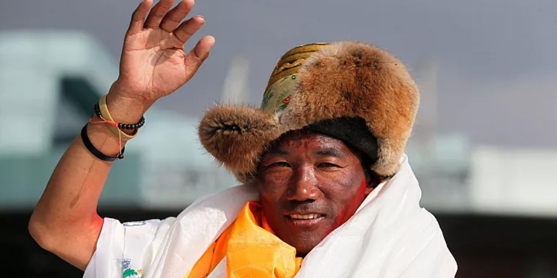 یک راهنمای محلی توانست رکورد بیشترین صعود به مرتفع‌ترین قله جهان را جابه‌جا کند