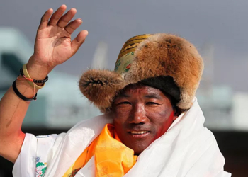 یک راهنمای محلی توانست رکورد بیشترین صعود به مرتفع‌ترین قله جهان را جابه‌جا کند