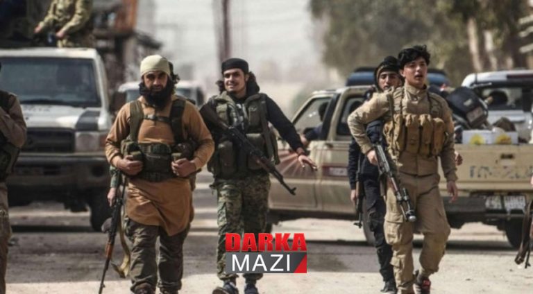 چەکدار گەفان ل مالباتێن عەفرینێ دکەن