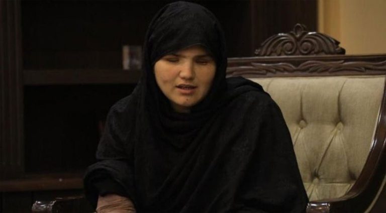 بابێ وێ کێر ل چاڤێن وێ دایە