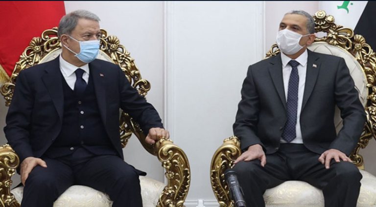 وەزیرێ بەرەڤانییا ترکیێ ئاکار ل گەل وەزیرێ کارێن ناڤخوە یێ ئیراقێ ئەل خانمی جڤییا