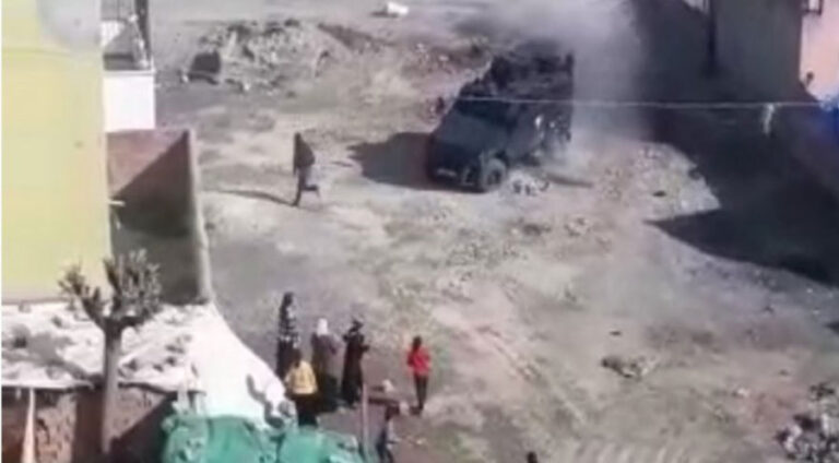 ل ئێلھێ زرخپۆشەک ھەول ددەت زارۆکەکی کورد بپەرچقینیت