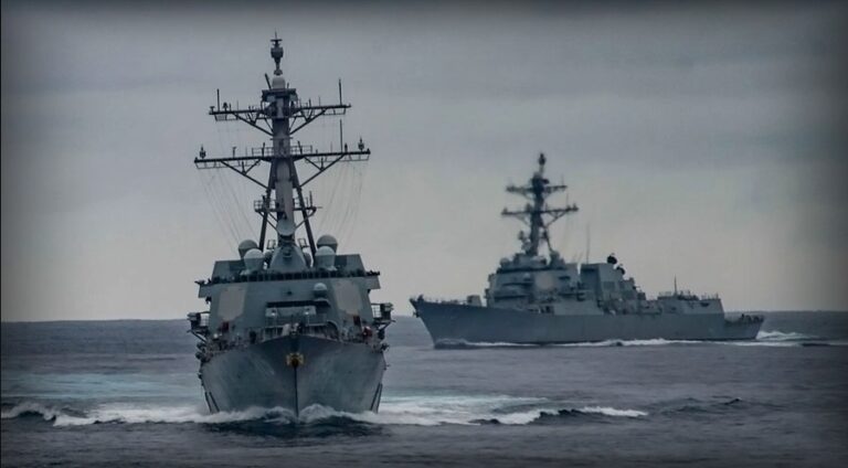 كه‌شتیێن شه‌ر گه‌هشتنه‌ ده‌ریا ره‌ش