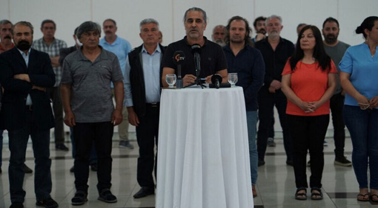 کراسێ ھوونەرمەندیێ ل بەرخوە ئێخست و کراسێ پەکەکێ ل بەرخوە کر