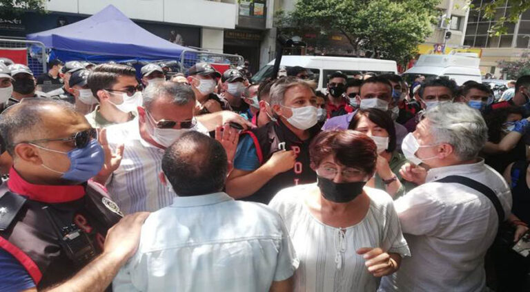 ل ئیزمیرێ پۆلیسان ئێرشی ژنان کر