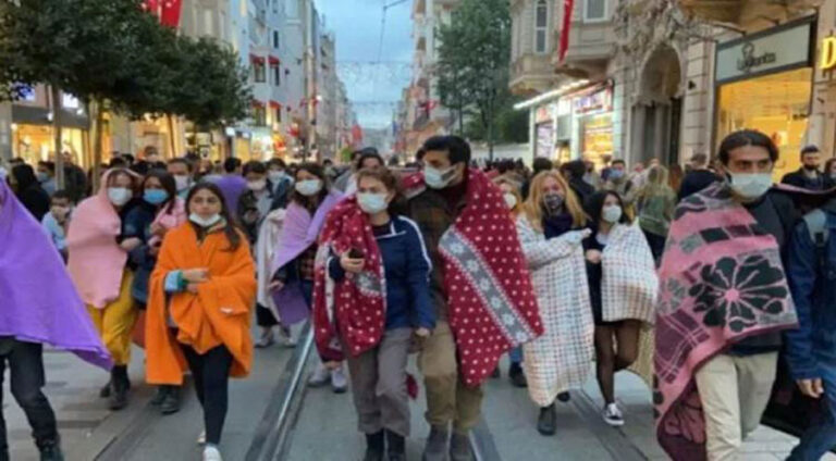 ل ستەنبۆلێ خوەندەکار ب بەتانیێن خوە مەشیان