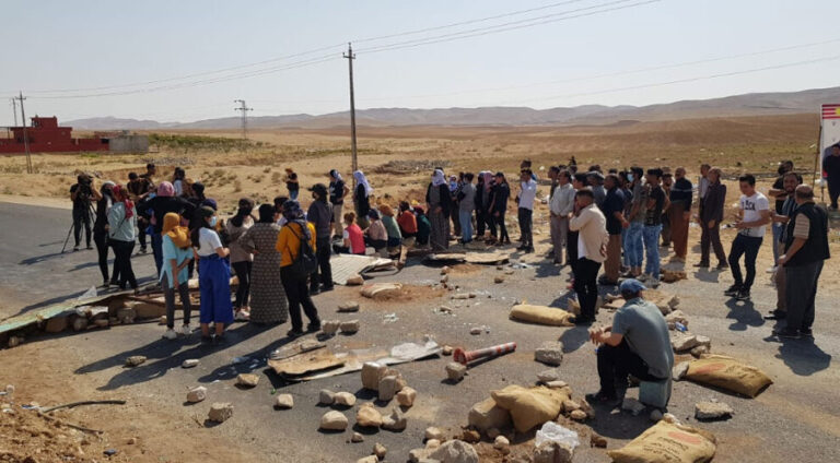 په‌كه‌كێ ژن و زارۆكێن شه‌نگالێ ب دارێ زۆرێ ده‌رخستن جادده‌یان