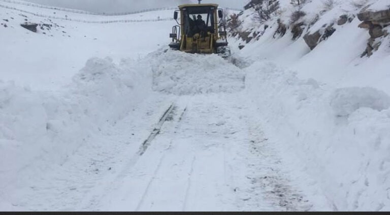 ل باکور رێیێن 4پارێزگەهان و ب سەدان گوندان ژ بەر بەرفێ هاتنە گرتن ل پارێزگەھێن وان، مووش، جۆلەمێرگ و بەدلیس و شرنەخ یێن باکورێ کوردستانێ رێیێن ب سەدان گوندان ژ بەر بەرف و باگەرێ ھاتن گرتن. ئەڤ چەند رۆژن ل چەند پارێزگەھێن باکورێ کوردستانێ ب تایبەت ل مووش، جۆلەمێرگ، بەدلیس، شرنەخ و وانێ پێلەکا گران یا بەرفێ دەست پێ کریە و ھەتا نھا ژی بەردەوامە. ل گۆری ئاگاھیان، ھەتا نھا ژ بەر بەرف و باگەرێ ل جۆلەمێرگێ رێیێن 159 گوندان، ل مووشێ رێیێن 115 گوندان، ل بەدلیسێ رێیێن 226 گوندان، ل شرنەخێ رێیا 16 گوندان و ل وانێ ژی رێیێن زێدەتری 300 گوندان ئاسێ بوونە. تیمێن پاقژکرنا رێیێ ل تەڤاھیا پارێزگەھان کار دکەن و مژوولی ڤەکرنا رێیێن گوندانن.