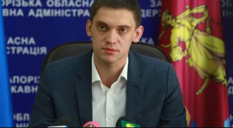 ھێزێن رووسیایێ رایەدارەکێ ئوکراینی رەڤاند ھێزێن رووسیایێ، سەرۆکێ شارەداریا باژارێ مەلتۆپۆل رەڤاند و سەرۆکێ ئوکراینایێ ئەڤ ئاگاھی پشتراست کر و راگھاند: "تاوانێن کو رووسیا ل ئوکراینایێ ئەنجام ددە، وەکە تاوانێن داعشێ نە." رۆژا ئەینێ 11ێ ئادارا 2022یێ سەرۆکێ شارەداریا باژارێ «مەلتۆپۆل» «ئیڤان فەدۆرۆڤ» ژ ئالیێ کۆمەکا 10 کەسی یا رووسیایێ ڤە ھات رەڤاندن و ھەتا نھا چارەنووسا وی نە دیارە. سەرۆکێ ئوکراینایێ «ڤۆلۆدمر زەلەنسکی» د پەیامەکە ڤیدیۆیی دا ل سەر ڤێ بوویەرێ دیار کر: "ئیرۆ ل باژارێ مەلتۆپۆل، ھێزێن رووسیایێ، سەرۆکێ شارەداریێ رەڤاند، ھەتا نھا چارەنووسا وی نە دیارە، سەرۆکێ شارەداریێ گەلەک ب وێرەکی بەرەڤانیا وەلاتیێن باژارێ خوە دکر، ئەڤ کریارا رووسیایێ ژی نیشانەیەکا زەلالا لاوازیا رووسیان ئاشکەرا دکەت. زەلەنسکی ھەروھا گۆت: "ھەتا نھا وان نەکاریە ب ھێسانی ت دەڤەرەکێ کۆنترۆل بکەن. لەوما بەرێ خوە دان کارێن تەرۆریستی. ئەڤ کریار ژی نە تەنێ تاوانا ل دژی ئوکراینایێ یە، تاوانا ل دژی ھەموو مرۆڤاھی و دەمۆکراسیێیە و نھا رووسیا ھەمان تاوانا داعشێ دوبارە دکەت."