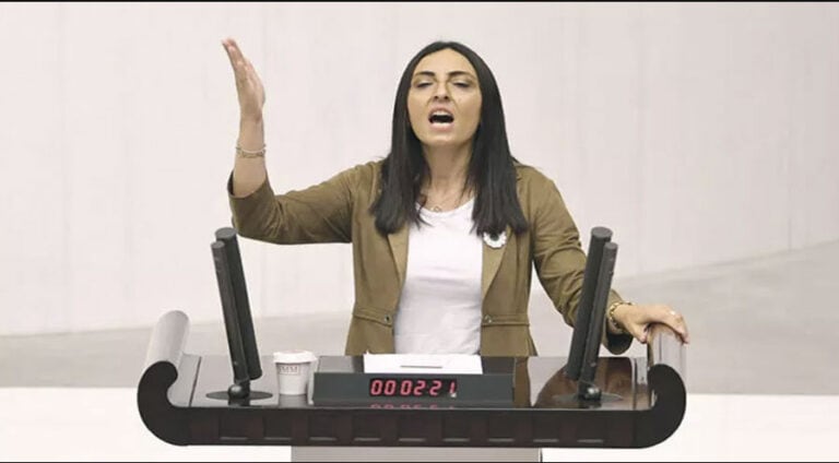 پارلامەنتەرا CHP ل ھەمبەر قەدەغەکرنا کۆنسێرتا ئاینور دۆغان ل پارلامەنتۆیێ بەرتەک نیشان دا