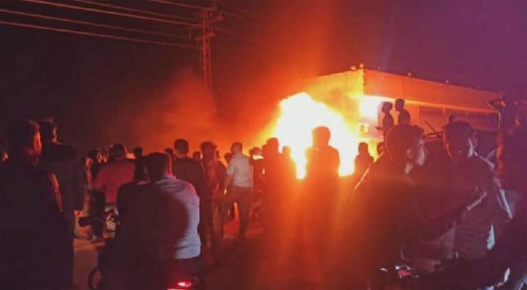 ل عەفرینێ و چەند دەڤەرێن دن ل دژی ترکیێ خوەپێشاندان هاتن ئەنجامدان ل عەفرینێ و چەند دەڤەرێن دن یێن یێن بن کۆنترۆلا ترکیێ دا، گەلێ عەفرینێ ل دژی قوتکرنا جەیرانێ و بوھابوونا کەرەستەیێن ژیانێ سەری ھلدا، ئێریشی شارەداری، رێڤەبەریا کەھرەبێ و سازیێن دن یێن فەرمی یێن دەولەتا ترک کر. دیمەنێن کو د مەدیایا جڤاکی دا ھاتنە بەلاڤکرن، نیشان ددەن کو ل باژارێ عەفرینێ یێ رۆژئاڤایێ کوردستانێ خوەپێشاندان ل دژی سازیێن ترکیێ ھاتنە کرن و شیرکەتا ئەلەکتریکێ یا ترکیێ ل باژارێ عەفرینێ ھاتیە شەوتاندن و کەلووپەلێن ل ناڤ ئاڤاھیێ ھاتنە شکاندن. نەرازیبوون ژ بەر خرابیا رەوشا ئەلەکتریکێ و بلندکرنا بھایێ ئەلەکتریکێ و خرابیا رەوشا ژیانێ پێک ھاتیە. خوەپێشاندەران درووشمێن ل دژی ترکیێ گۆتن و یەک ژ درووشمێن وان ئەو بوو کو بلا ترکیا ژ ھەرێمێ دەرکەڤە. ھەروھا پرانیا خوەپێشاندەران ژی ئەون کو ژ دەرڤەیی عەفرینێ ھاتنە ھەرێمێ و ل عەفرینێ نیشتەجی بوونە. ل گۆر ئاگاهیێن ب سەدەما ڤان خوەپێشاندانا ھەتا نھا کەسەک هاتیە کوشتن و ھندەک کەسێن دن ژی بریندار بوونە.